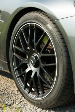 Dnepropetrovsk, Ukrayna - 08.24.2021: Üstü açılabilir Mercedes Benz SL550 yolda. Tekerlek tipi.