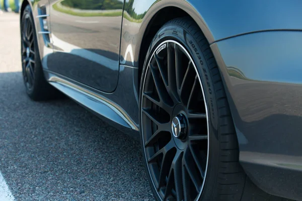 Dnepropetrovsk, Ukrayna - 08.24.2021: Üstü açılabilir Mercedes Benz SL550 yolda. Tekerlek tipi.