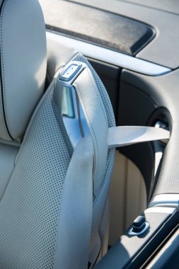 Dnepropetrovsk, Ukrayna - 08.24.2021: Üstü açılabilir Mercedes Benz SL550 yolda. Ayrıntılar. Kemer bağlama sistemi.