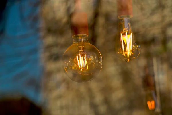 Achtergrond Beeld Van Buitenverlichting Slingers Focus Klassieke Gloeilamp Met Bedrading — Stockfoto