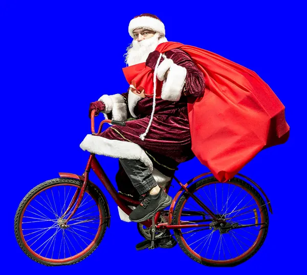 Vrolijke Kerstman Een Nieuwjaarshoed Rode Pak Kleding Rijdt Een Fiets — Stockfoto