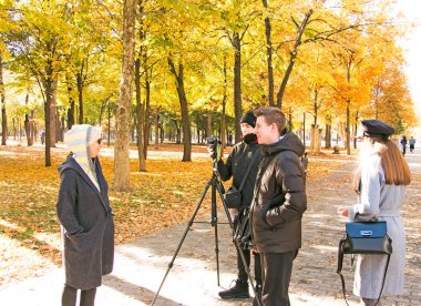 Dnepropetrovsk, Ukrayna - 10.20.2021: Yerel TV gazetecileri kent sakinleriyle röportaj yapıyor.