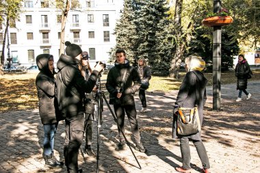 Dnepropetrovsk, Ukrayna - 10.20.2021: Yerel TV gazetecileri kent sakinleriyle röportaj yapıyor.
