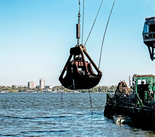 Limpieza Isla Recién Formada Residuos Industriales Río Dniéper Por Una — Foto de Stock