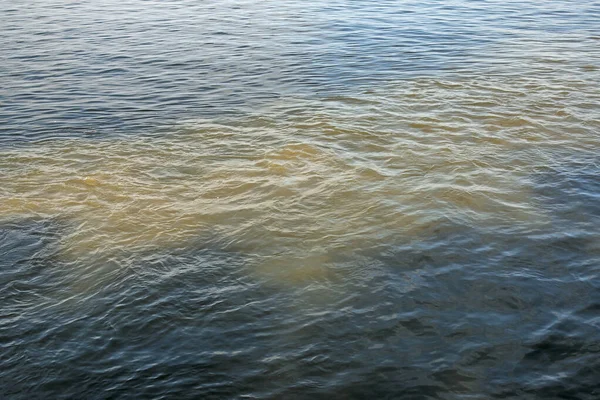 Água Laranja Suja Encanamento Esgoto Mistura Com Água Rio Limite — Fotografia de Stock