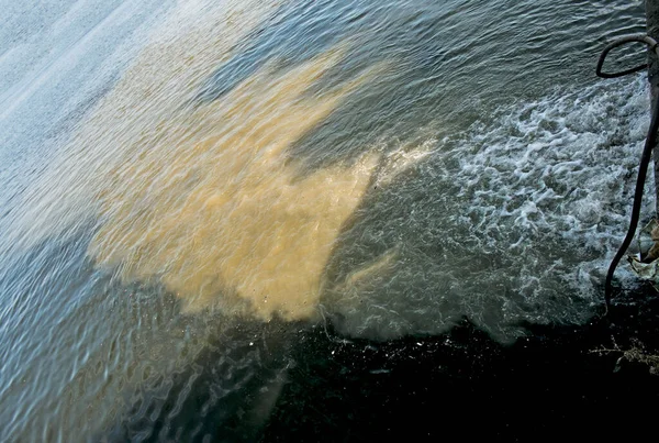 Грязная Оранжевая Вода Канализации Смешивается Речной Водой Чистая Граница Между — стоковое фото