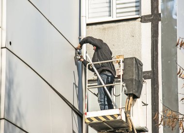 Dnepropetrovsk, Ukrayna - 10.22. 2021: Bir müteahhit, bir kaldırma sepetindeki işi tamamlamak için yüksek binalar inşa etti.