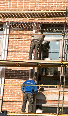 İnşaatçılar iskelenin ön cephesinin işlerini bitiriyorlar.