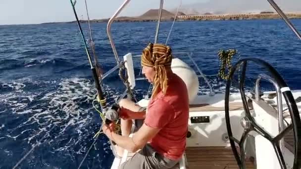 Атлантичний Океан Канарські Острови Іспанія 2020 Людина Ловить Рибу Човні — стокове відео