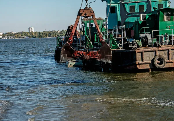 Limpieza Isla Recién Formada Residuos Industriales Río Dniéper Por Una —  Fotos de Stock