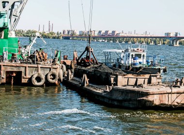 Yeni kurulan adayı Dnieper Nehri 'ndeki endüstriyel atıklardan temizliyorum. Modern nehirlerin çevresel sorunları. Ekoloji kavramı.
