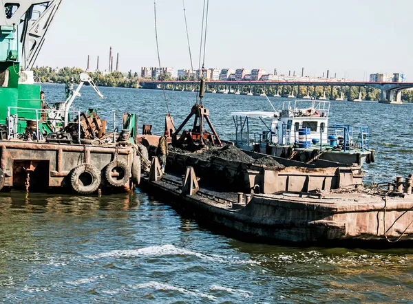 Limpieza Isla Recién Formada Residuos Industriales Río Dniéper Por Una —  Fotos de Stock