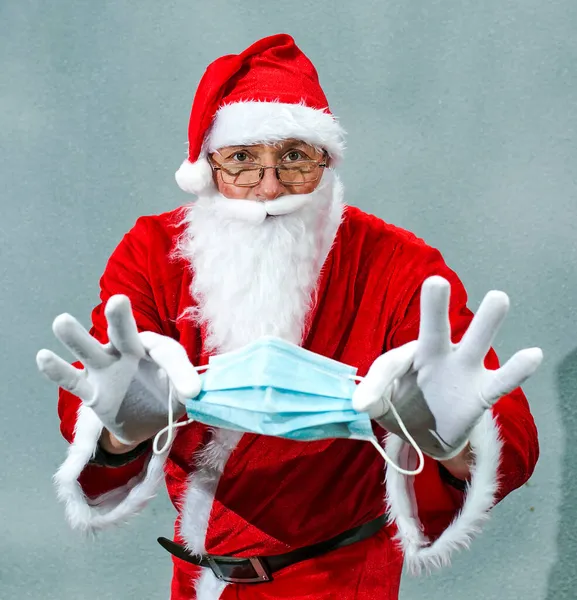 Der Weihnachtsmann Erklärt Die Bedeutung Einer Medizinischen Maske Während Der — Stockfoto