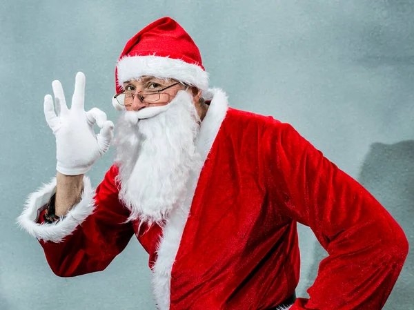 Der Weihnachtsmann Zeigt Mit Der Hand Dass Alles Ordnung Ist — Stockfoto