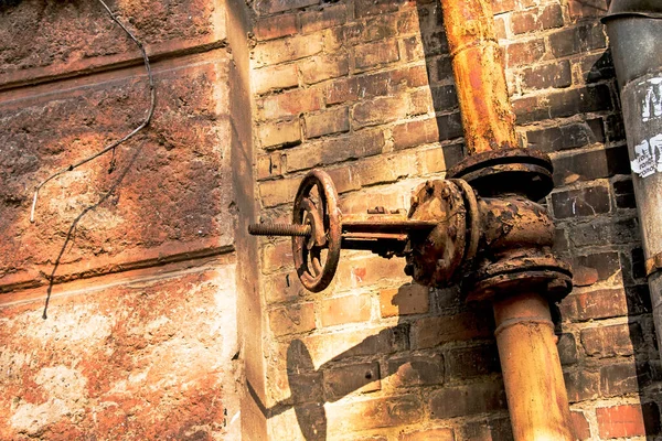 Παλιά Σκουριασμένη Βαλβίδα Ελέγχου Αερίου Στον Τοίχο Μια Βιομηχανική Βαλβίδα — Φωτογραφία Αρχείου