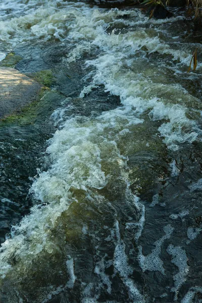 抽象的な背景 新鮮な水の波が水中で指摘された岩に会い 渦潮を形成する ヨーロッパで唯一の急な滝の地域の渦潮 ウクライナ — ストック写真