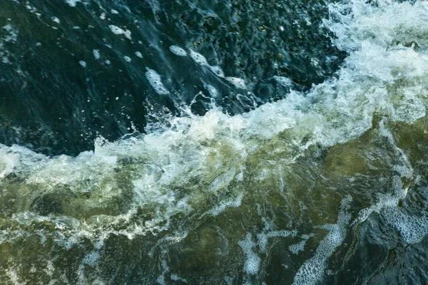 Αφηρημένο Φόντο Κύματα Γλυκού Νερού Συναντιούνται Υποβρύχια Μυτερά Βράχια Σχηματίζοντας — Φωτογραφία Αρχείου