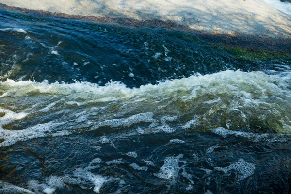 Fundo Abstrato Ondas Água Doce Encontram Com Rochas Subaquáticas Pontiagudas — Fotografia de Stock