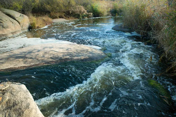 Abstrakter Hintergrund Wellen Von Süßwasser Treffen Auf Spitze Felsen Unter — Stockfoto