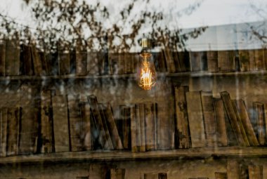 Açık hava lambasının arkaplan görüntüsü, kablolu klasik bir ampule odaklan. Boşluğu kopyala.