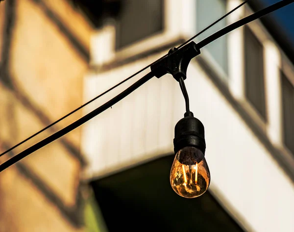 Achtergrondbeeld Van Een Buitenlamp Focus Een Klassieke Gloeilamp Met Bedrading — Stockfoto