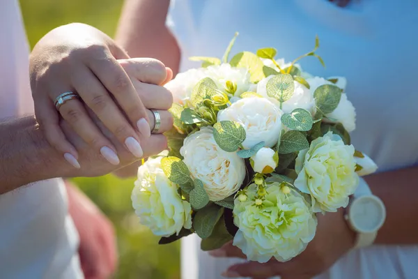 Kezekkel Jegygyűrűs Menyasszonytól Vőlegénytől Egy Pár Esküvői Csokrot Tart — Stock Fotó