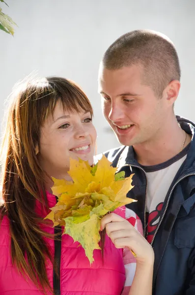 Hermosa Pareja Divirtiéndose Juntos Naturaleza Pareja Está Disfrutando Caída Entre —  Fotos de Stock