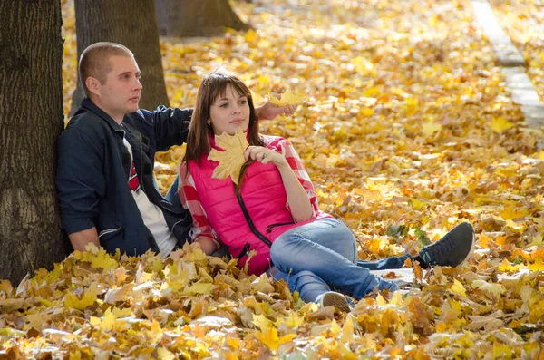 스러운 부부가 속에서 즐거운 시간을 보내고 있습니다 사람은 가을을 즐기고 — 스톡 사진