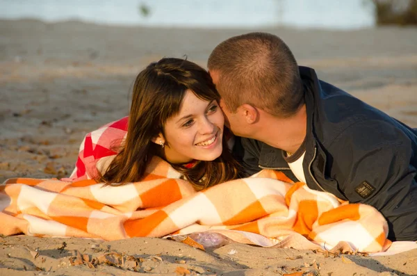 Пара Влюбленных Лежат Песке Покрытом Одеялом Берегу Реки Парень Девушка — стоковое фото