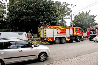 Dnepropetrovsk, Ukrayna -09.20.2021: Yoldaki itfaiye aracı olay yerine vardı.