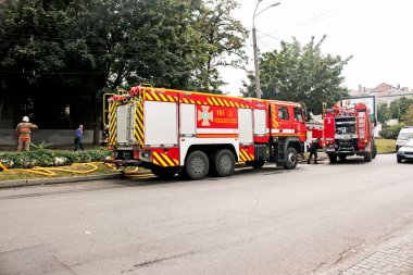 Dnepropetrovsk, Ukrayna -09.20.2021: Yoldaki itfaiye aracı olay yerine vardı.