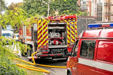 Dnepropetrovsk, Ukrayna -09.20.2021: Yoldaki itfaiye aracı olay yerine vardı.