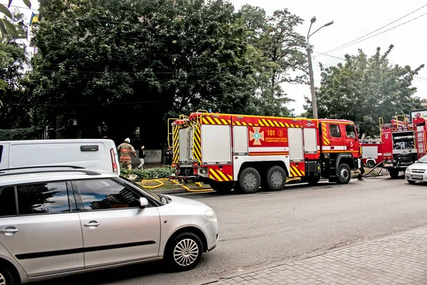 Dnepropetrovsk ウクライナ 2021 道路上の消防車が火災現場に到着 — ストック写真