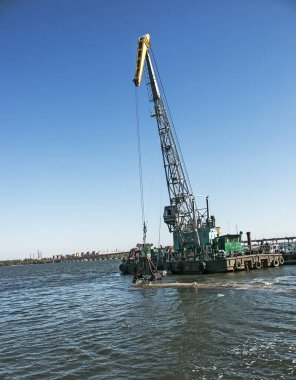 Yeni kurulan adayı Dnieper Nehri 'ndeki endüstriyel atıklardan temizliyorum. Modern nehirlerin çevresel sorunları. Ekoloji kavramı.