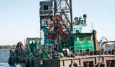 Yeni kurulan adayı Dnieper Nehri 'ndeki endüstriyel atıklardan temizliyorum. Modern nehirlerin çevresel sorunları. Ekoloji kavramı.