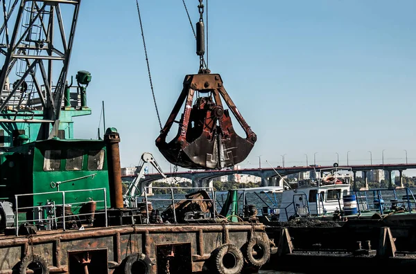 Pulire Isola Appena Formata Dai Rifiuti Industriali Sul Fiume Dnieper — Foto Stock