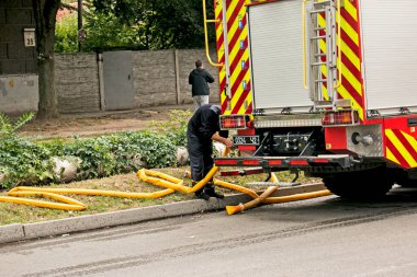 Dnepropetrovsk, Ukrayna -09.20.2021: Beş katlı bir binanın en üst katında yangın. Söndürmek için itfaiye hortumları hazır..
