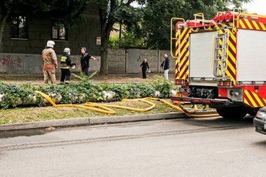 Dnepropetrovsk, Ukrayna -09.20.2021: Beş katlı bir binanın en üst katında yangın. Söndürmek için itfaiye hortumları hazır..