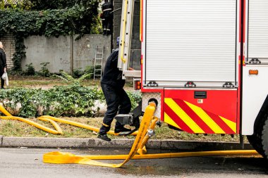 Dnepropetrovsk, Ukrayna -09.20.2021: Beş katlı bir binanın en üst katında yangın. Yangın söndürme sırasında su ve köpük kontrol paneli operatörünün işi.