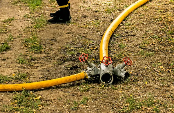 Feuer Dachgeschoss Eines Fünfstöckigen Gebäudes Gelbe Feuerwehrschläuche Und Ein Tee — Stockfoto