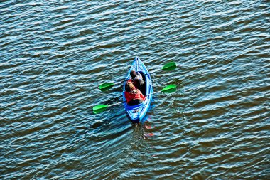 Gençler Dinyeper Nehri 'nde kano sporu yapıyor. Suyun sonbahar sarısı tonları. Spor. Sağlıklı yaşam tarzı kavramı.