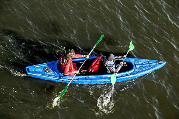 Молодь Навчається Каякінгу Річці Дніпро Осінній Жовтий Відтінок Води Спорт — стокове фото