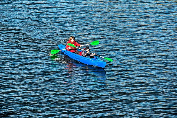 乌克兰第聂伯罗彼得罗夫斯克 2021年10月31日 年轻人在第聂伯河上练习皮划艇 秋天的淡黄色的水 健康生活方式概念 — 图库照片