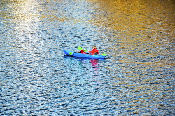 ウクライナのDnepropetrovsk 2021 若い人たちはドニエプル川のカヤックの練習で訓練します 水の秋の黄色の色合い スポーツだ 健康的なライフスタイルのコンセプト — ストック写真
