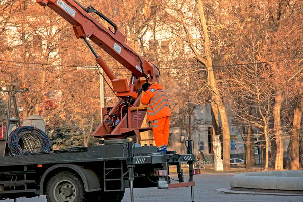 Dnepropetrovsk ウクライナ 2021 トラッククレーン上の市の労働者はクリスマスライトで街の通りを飾る 晴天時の標高の高い仕事 — ストック写真