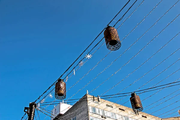 Éclairage Suspendu Dans Les Rues Ville Guirlandes Noël Sur Fond — Photo