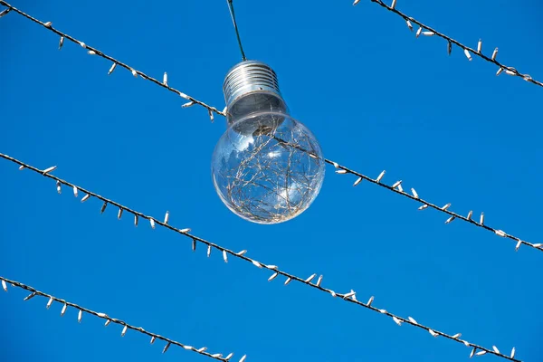 Iluminación Suspendida Las Calles Ciudad Guirnaldas Navidad Sobre Fondo Cielo — Foto de Stock