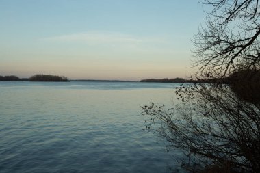 Bulutlu gökyüzü ile sonbahar nehir orman manzarası. Toz. Sonbaharın sonu.