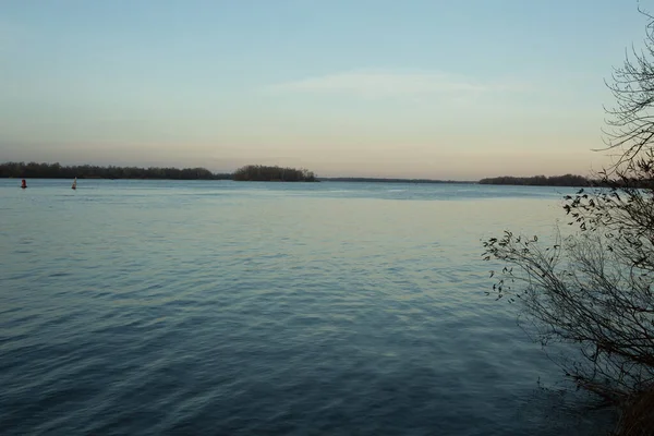 Bulutlu gökyüzü ile sonbahar nehir orman manzarası. Toz. Sonbaharın sonu.