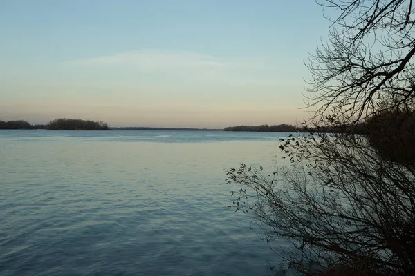 Bulutlu gökyüzü ile sonbahar nehir orman manzarası. Toz. Sonbaharın sonu.